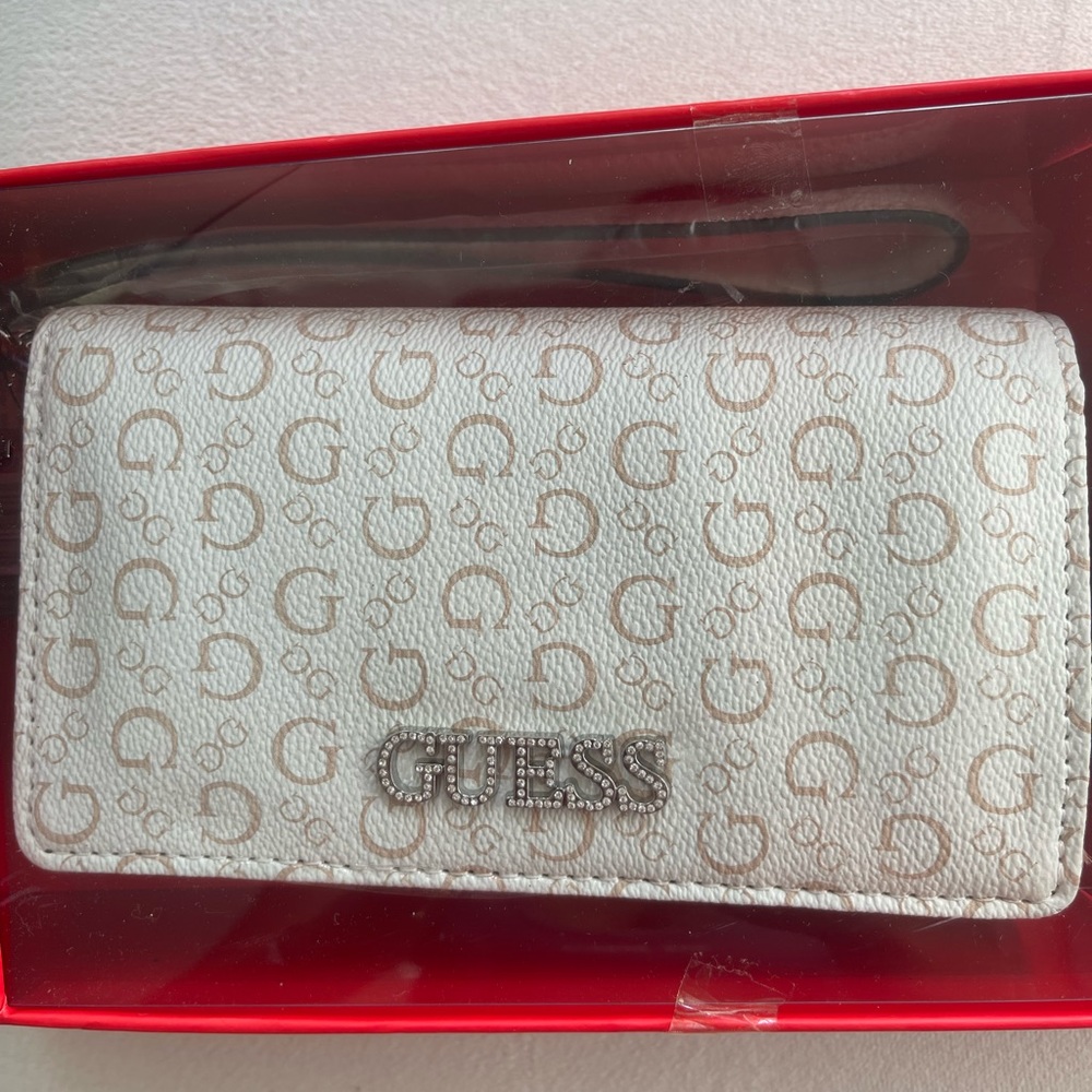 Guess women’s wallet and key holder